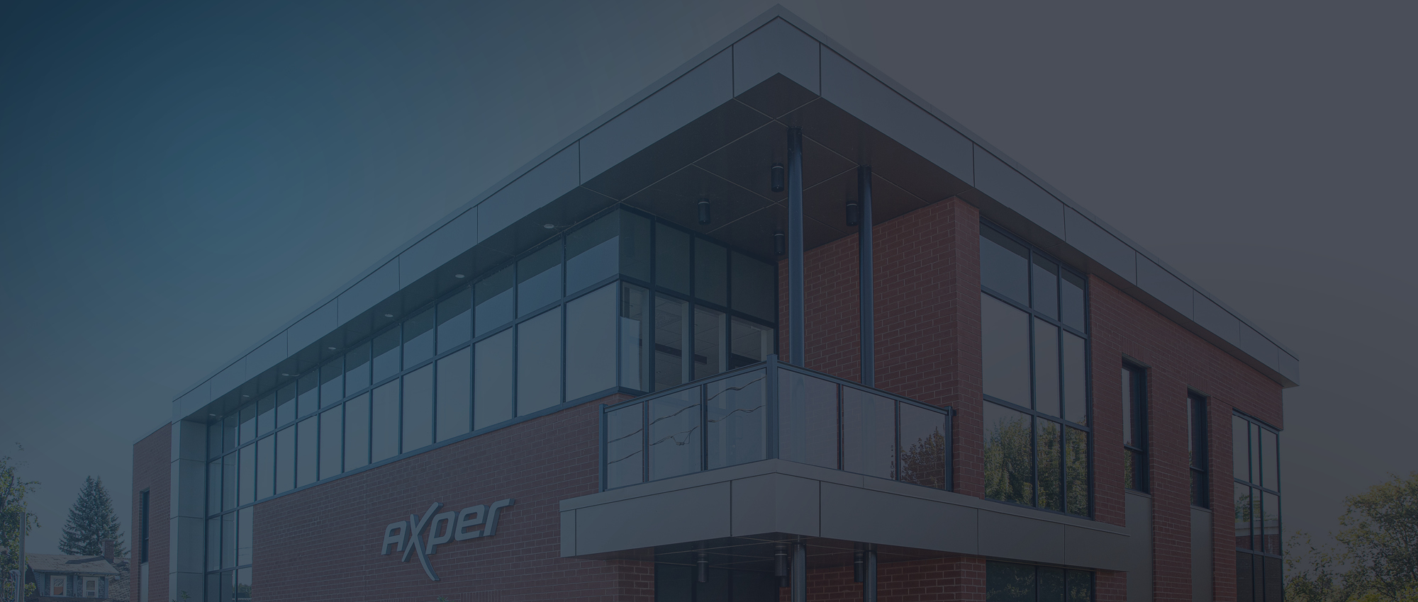 La diapositive nous montre le bâtiment de l'entreprise Axper et l'entreprise veut nous faire savoir que nous pourrions y faire carrière. - The slide show us the building of the company Axper and it want us to know that we could have a career there.